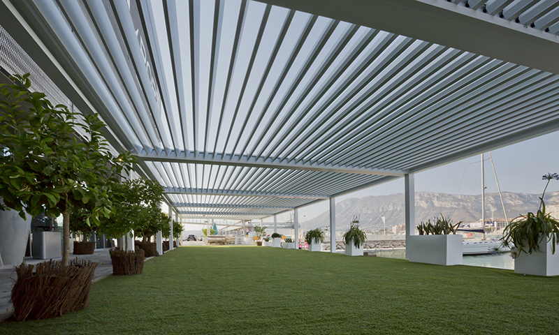 jardín sostenible-construcción ecologica-aluminio-sombras adaptables