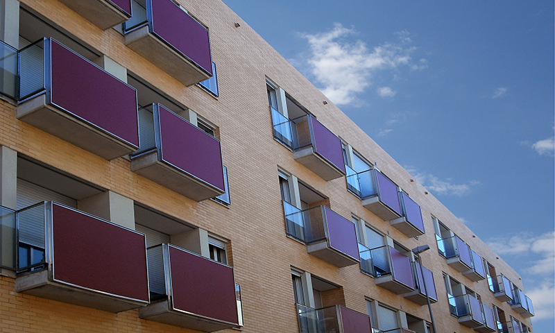 edifici plurifamiliar-roses-balcó-panells d'alumini