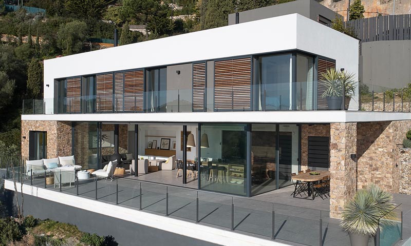 casa moderna-barandilla-estructura-aluminio- paisajismo sostenible